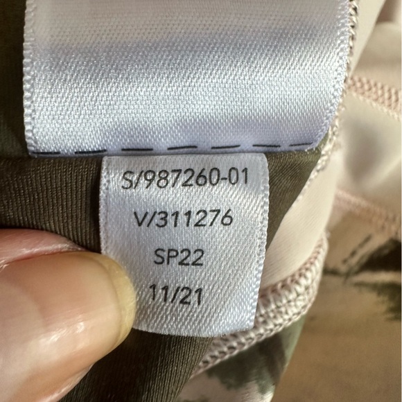 Athleta Ultimate Stash II Capri color Painted Energy Olive Size large, leggings - Picture 8 of 8